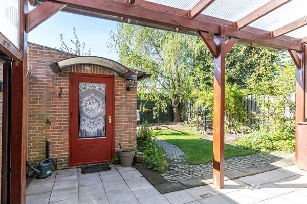 Foto - Te koop: Vlakbij het winkelcentrum in het geliefde, rustige Schaesberg ligt deze charmante, geïsoleerde hoekwoning met een verrassend ruime, multifunctionele zolderverdieping. 